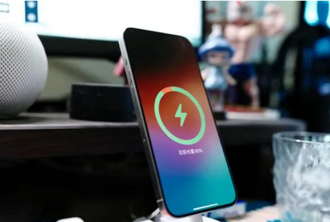 斗门苹果15换屏服务分享用什么充电器给iPhone15充电更好 